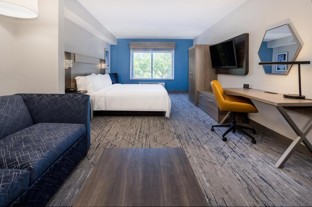 Holiday Inn Express And Suites Tampa I-75 At Bruce B. Downs By Ihg Exterior photo