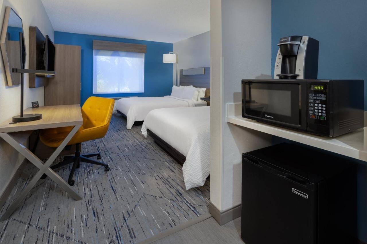 Holiday Inn Express And Suites Tampa I-75 At Bruce B. Downs By Ihg Exterior photo
