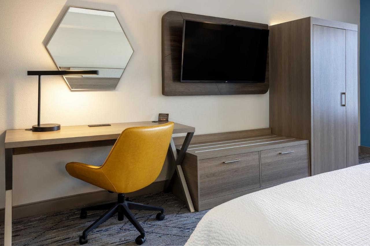 Holiday Inn Express And Suites Tampa I-75 At Bruce B. Downs By Ihg Exterior photo