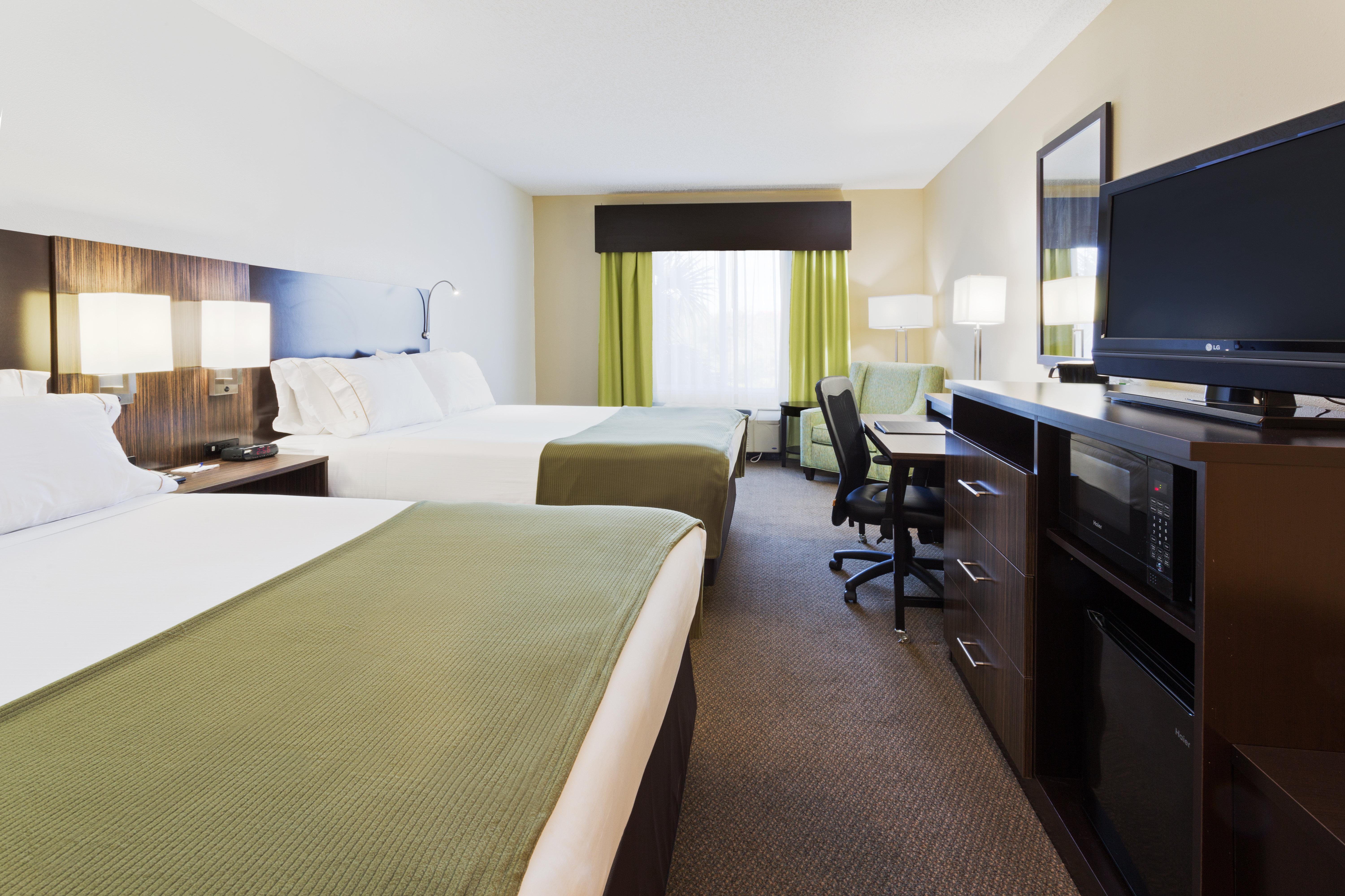Holiday Inn Express And Suites Tampa I-75 At Bruce B. Downs By Ihg Exterior photo