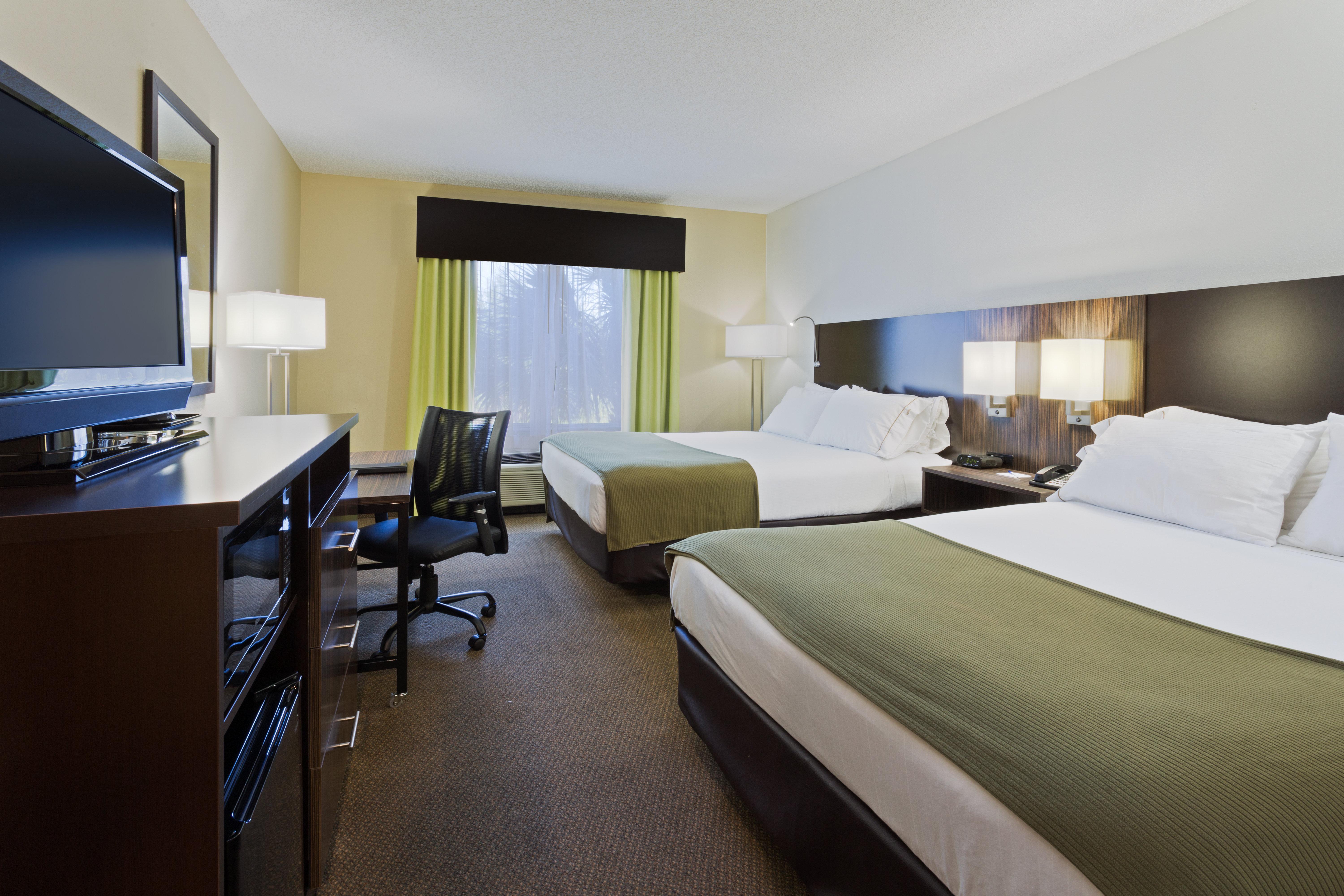 Holiday Inn Express And Suites Tampa I-75 At Bruce B. Downs By Ihg Exterior photo