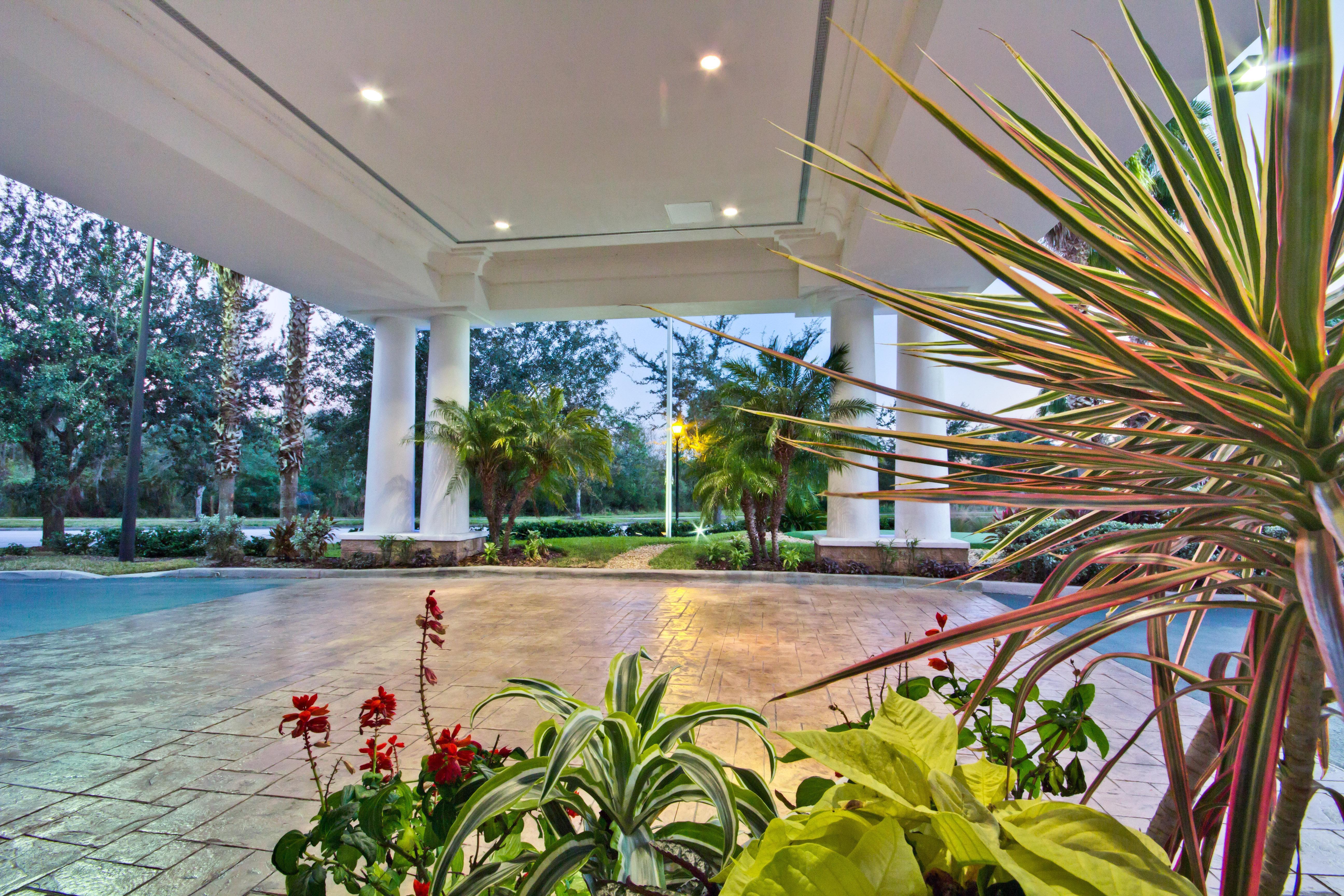 Holiday Inn Express And Suites Tampa I-75 At Bruce B. Downs By Ihg Exterior photo