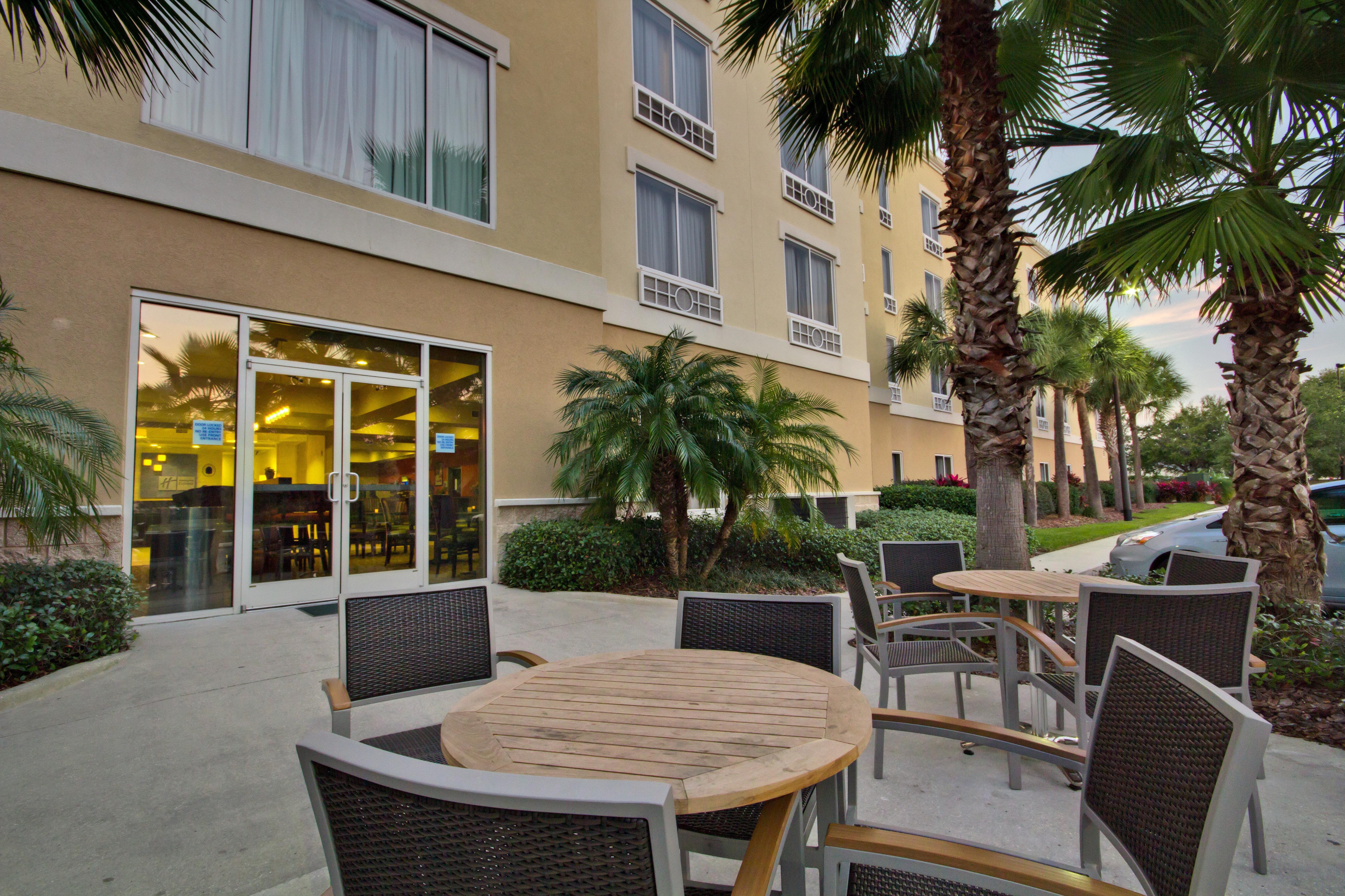 Holiday Inn Express And Suites Tampa I-75 At Bruce B. Downs By Ihg Exterior photo