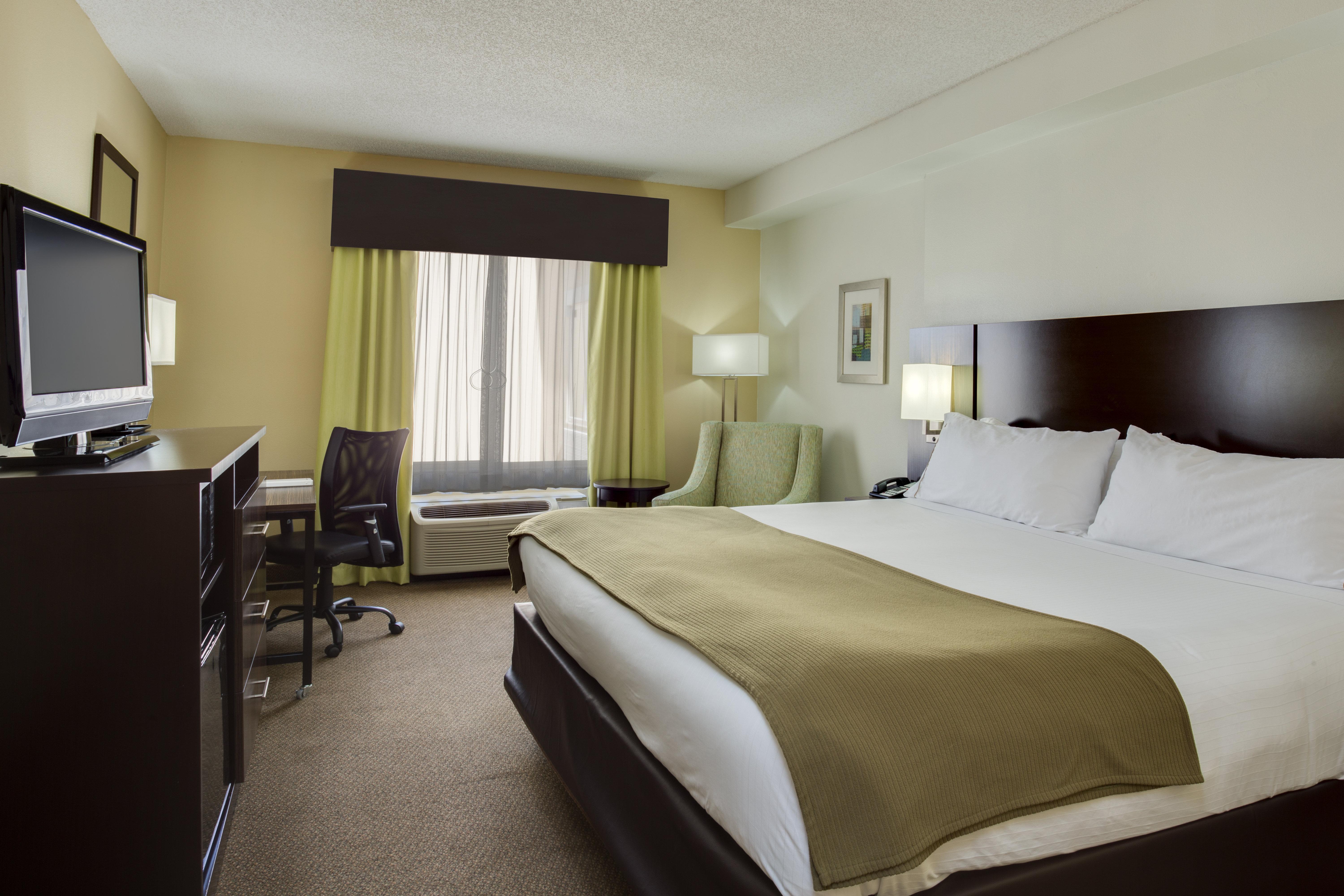 Holiday Inn Express And Suites Tampa I-75 At Bruce B. Downs By Ihg Exterior photo