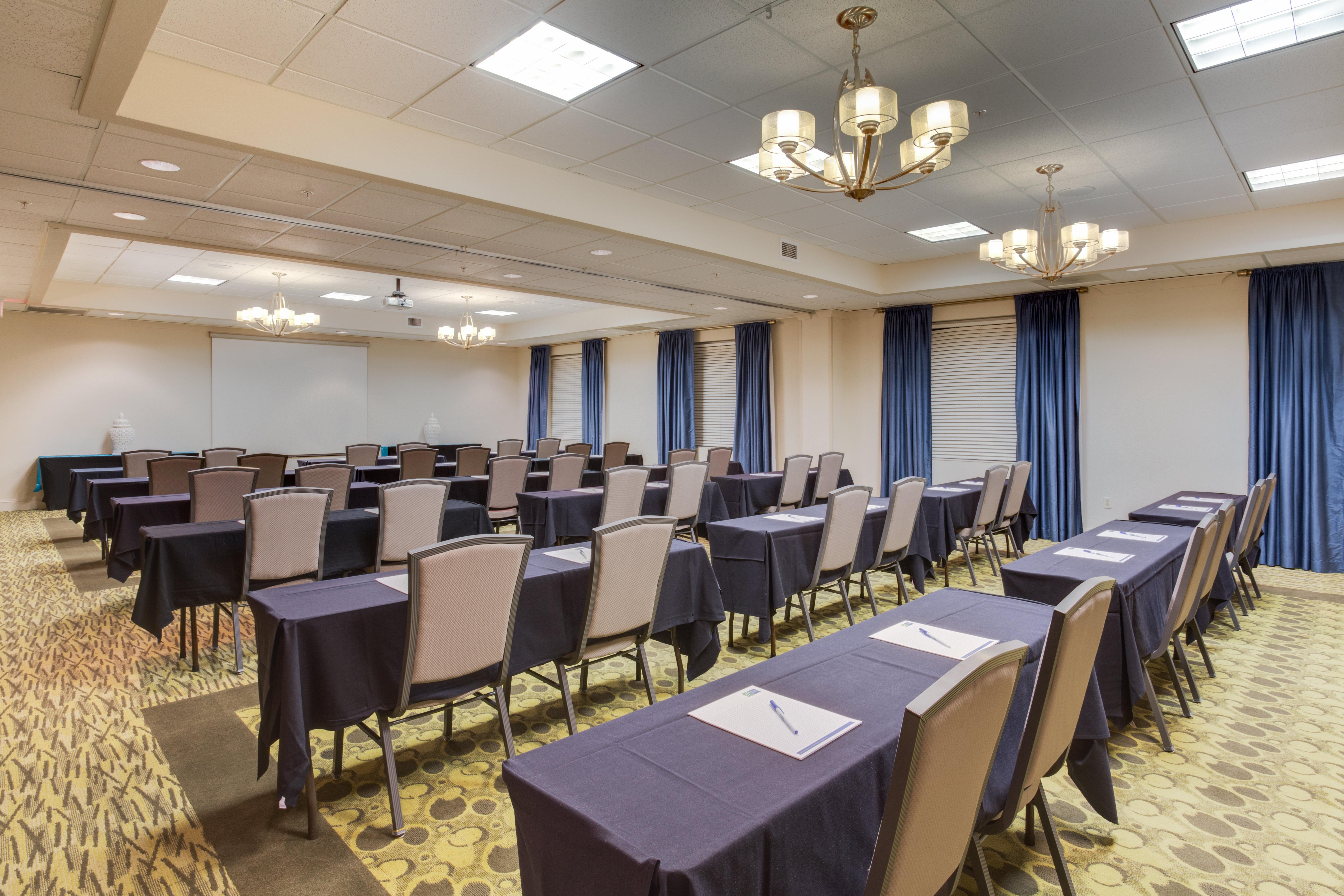 Holiday Inn Express And Suites Tampa I-75 At Bruce B. Downs By Ihg Exterior photo